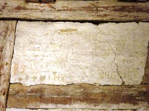 Original-Inschrift in der Wand der Arrestzelle